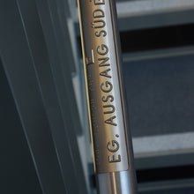 Laden Sie das Bild in den Galerie-Viewer, TAKTIL Handlaufschilder