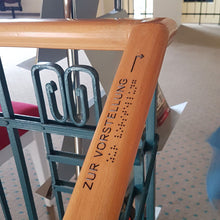 Laden Sie das Bild in den Galerie-Viewer, TAKTIL Handlaufschilder