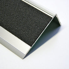 Laden Sie das Bild in den Galerie-Viewer, TAKTIL Treppenstufenmarkierungen