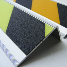 Laden Sie das Bild in den Galerie-Viewer, TAKTIL Treppenstufenmarkierungen